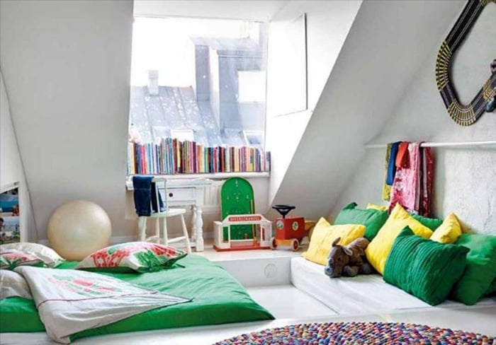 Jugendzimmer-mit-Dachschräge-bodennahes-bett-weiße-wände-grüne-bodenkissen