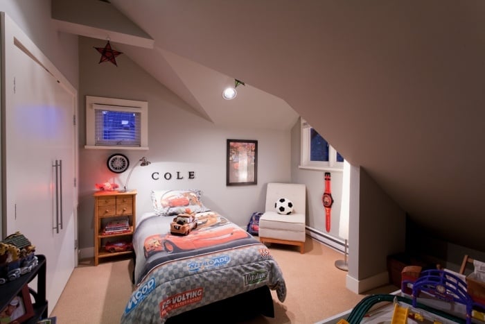 Jugendzimmer-mit-Dachschräge-gestalten-platzsparend-Kleiderschrank-eingebaut