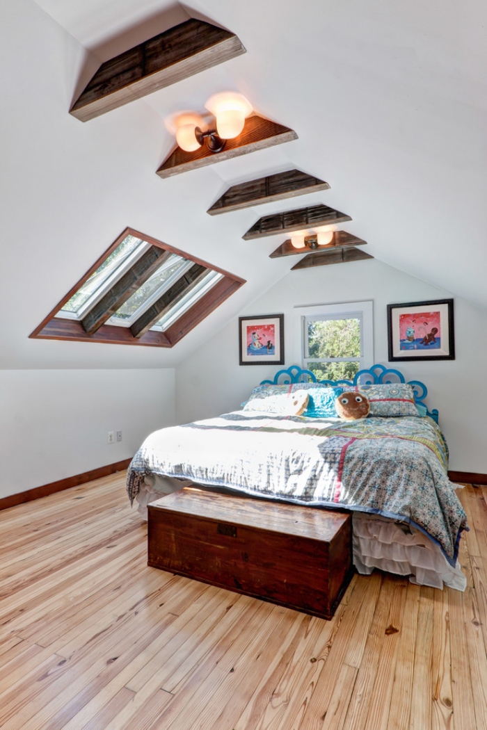 Jugendzimmer-mit-Dachschräge-hohe-Decke-Holztruhe-Bettdecke-bunt-gemustert