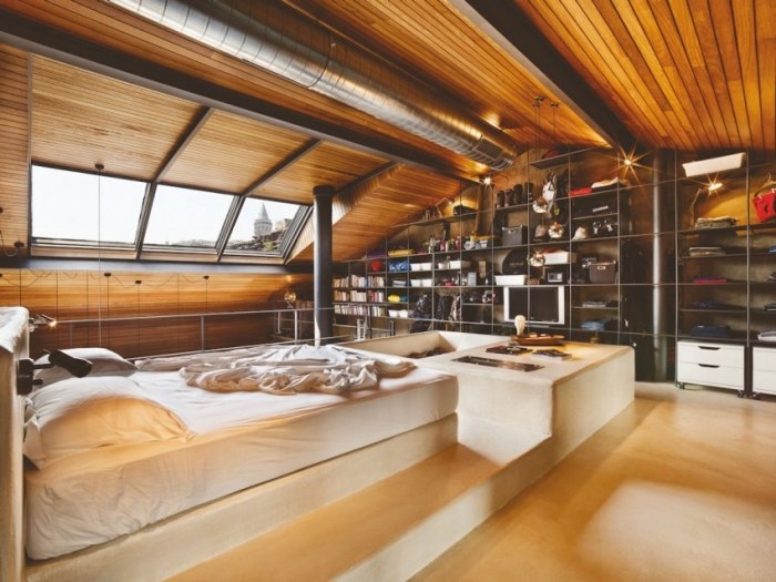 Karakoy-loft-Decke-Iroko-Holz-Verkleidung-Obergeschoss-GEländer-Metall-Brüstung