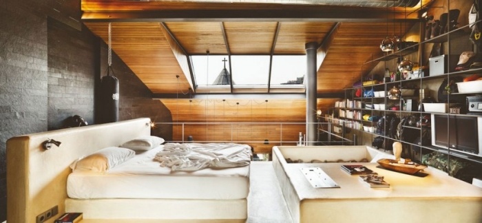 Karaköy-Loft-Obergeschoss-Gestaltung-Oberlichter-weiße-Schlafgarnitur-Polsterbett