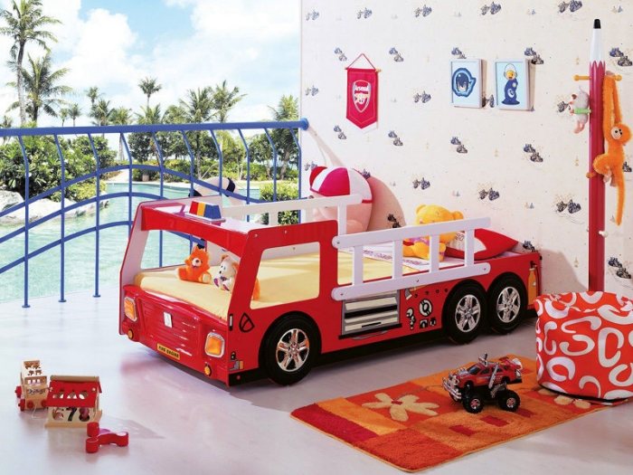 Kinderbett-Auto-rot-Holzgestell-Feuerwehrwagen-Kinderzimmer