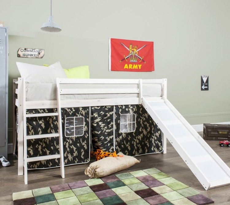 Kinderbett Rutsche Jungenzimmer weiße Bettrahmen Teppich