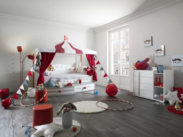 Kinderzimmer komplett gestalten Betthimmel Zirkus Thema Kommode Deko