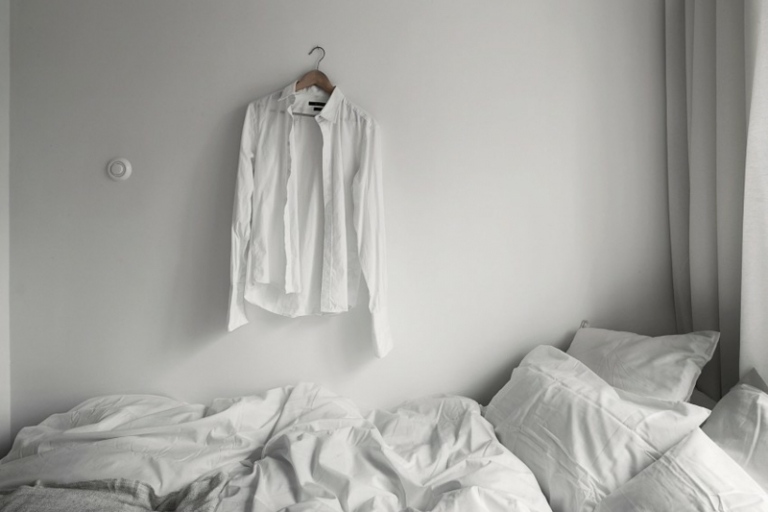 Kleiderbügel-Hemd-in-Weiß