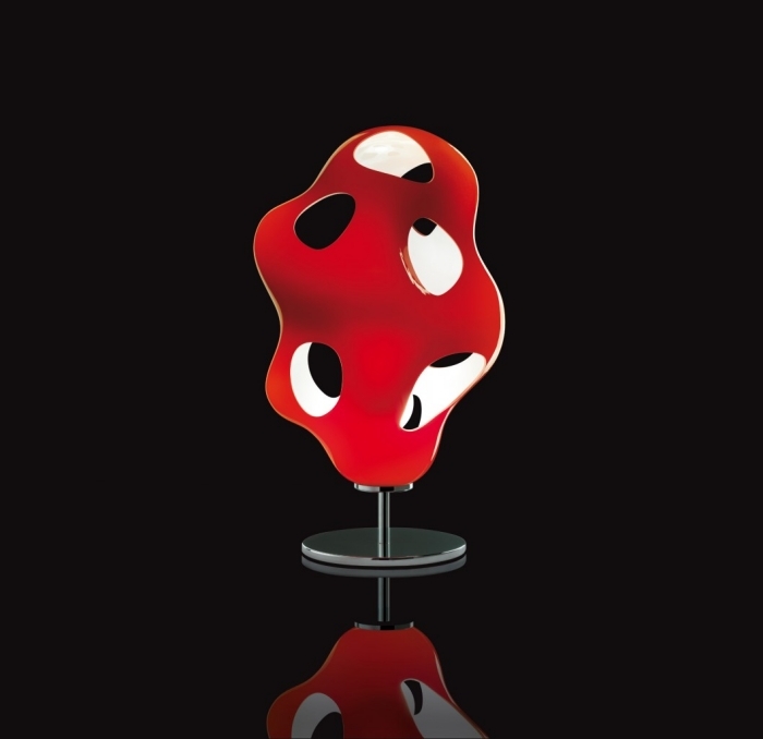 Kundalini-Bokka-Tischlampe-dekorativ-große-Löcher-Lichtspiele-Rot-Schwarz-Weiß-Karim-Rashid