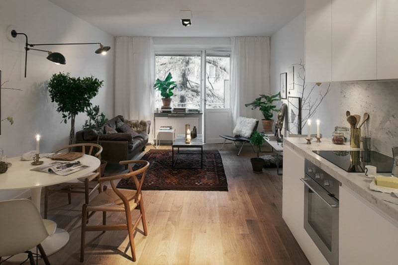 Küchenzeile-Esstisch-Ledersofa-Appartement-in-Stockholm