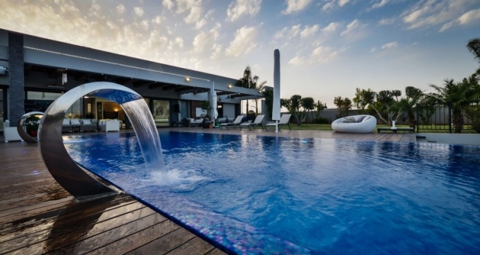 Lifestyle-Villa-Unterhaltungsmöglichkeiten-Schwimmbecken-Whirlpool
