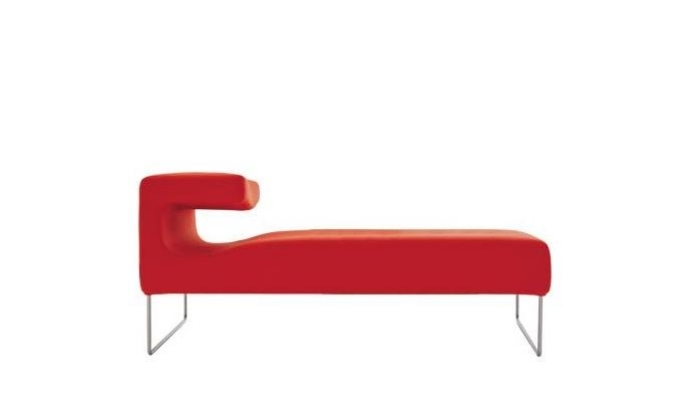 Lounge-Sessel-lowseat-schmale-silhouette-kubischer-Charakter-rot-Polster