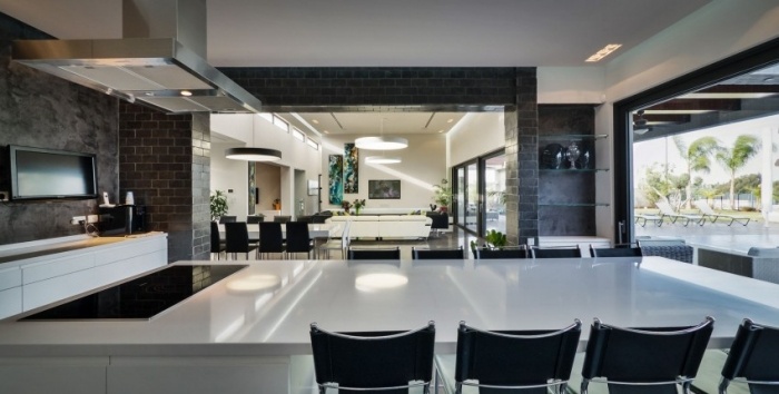 Luxus-Ferienhaus-Wohnraum-Küche-Arbeitsplatte-Weiß-Hochglanz
