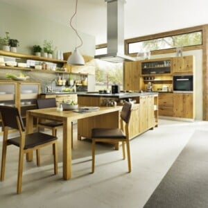Moderne-Küche-aus-Holz-und-Naturstein