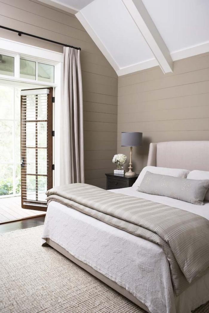 Moderne-Schlafzimmer-Farben-Ideen-hell-beige-Wandgestaltung-weiße-bettdecke