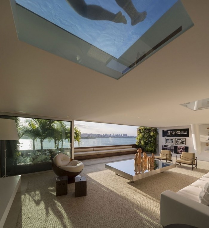 Offene-Raumgestaltung-Luxus-Residenz-Dachpool-Glasboden