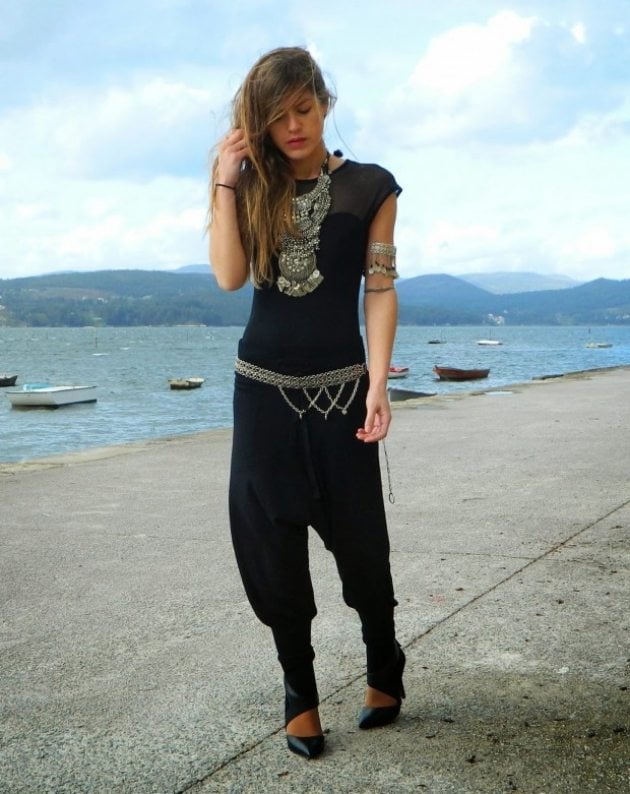Outfit-ganz-in-Schwarz-Sommer-orientalisch-Gürtel-halsschmuck-Metall-glänzend