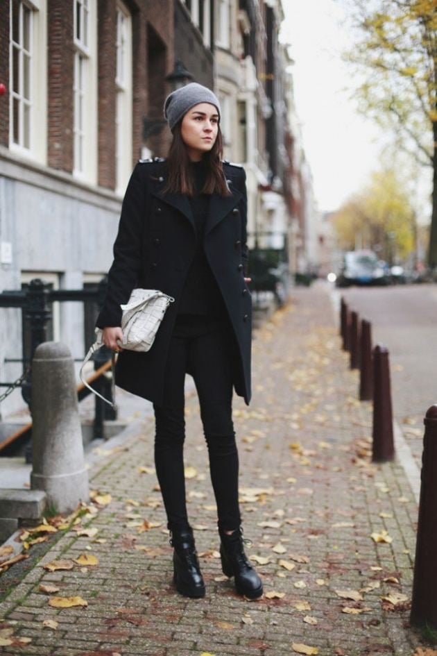 Outfit-ganz-in-Schwarz-Stiefel-Hose-Mantel-Zierknopfleiste-graue-Strickmütze