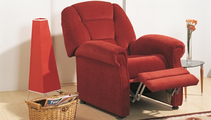 Relax-Sessel-in-rot-mit-ausziehbarem-Teil