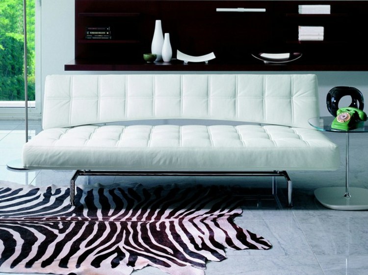 Schlafsofas kleine Wohnzimmer weiße Leder Schlafcoutch Zebra Teppich