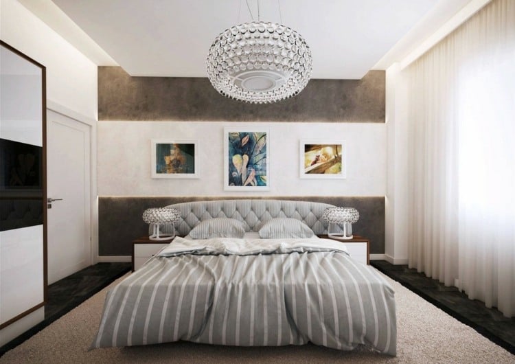 Schlafzimmer klassische Gestaltung Streifen Bettdecke Holzmöbel