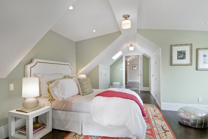 Schlafzimmer-Farben-Ideen-dachschräge-in-hellgrün-streichen-teppich-gemustert