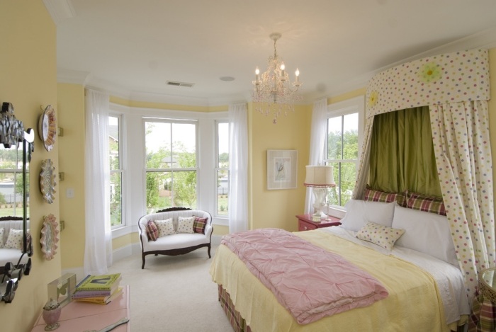 Schlafzimmer-Farben-Ideen-pastellig-gelb-himmelbett-gemusterte-textilien-kronleuchter