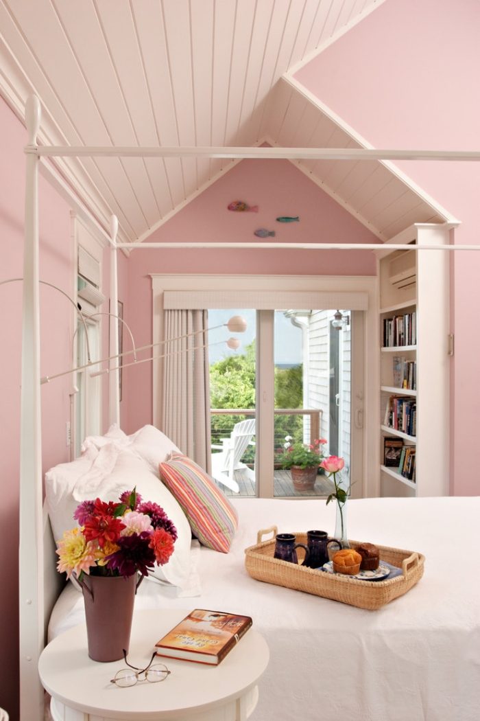 Schlafzimmer-Farben-Ideen-rosa-decke-himmel-bettgestell-weiße-bettwäsche