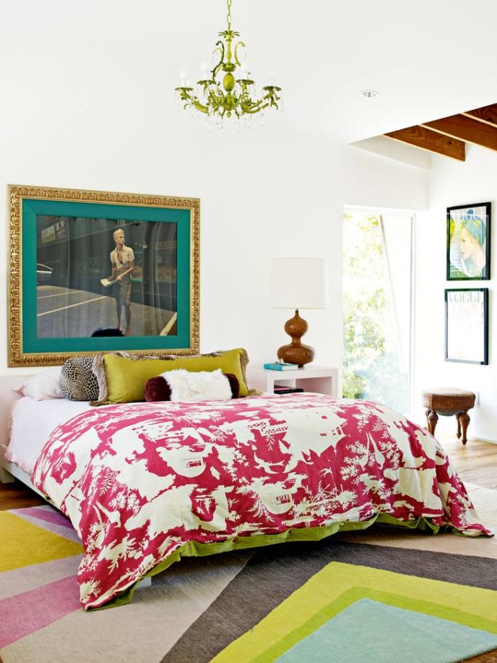 Schlafzimmer-Farben-Ideen-teppichboden-eklektische-dekoration-kronleuchter
