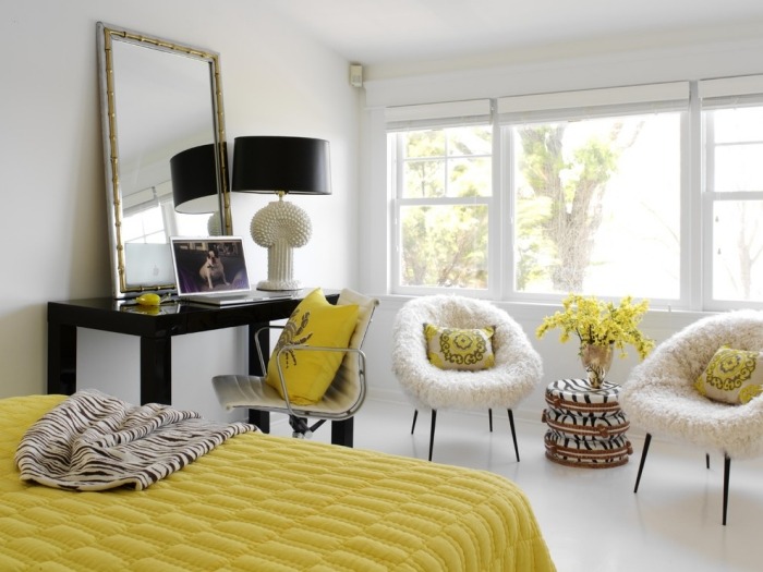 Schlafzimmer-Farben-Ideen-weiße-wände-strahlend-gelbe-tagesdecke-dekokissen