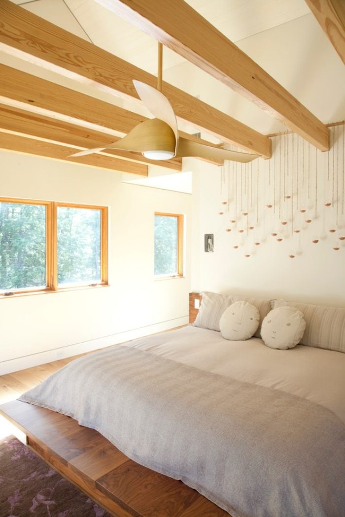 Schlafzimmer-Möbel-holzbalken-decke-Bett-auf-Holzpodest-einrichtung-ideen