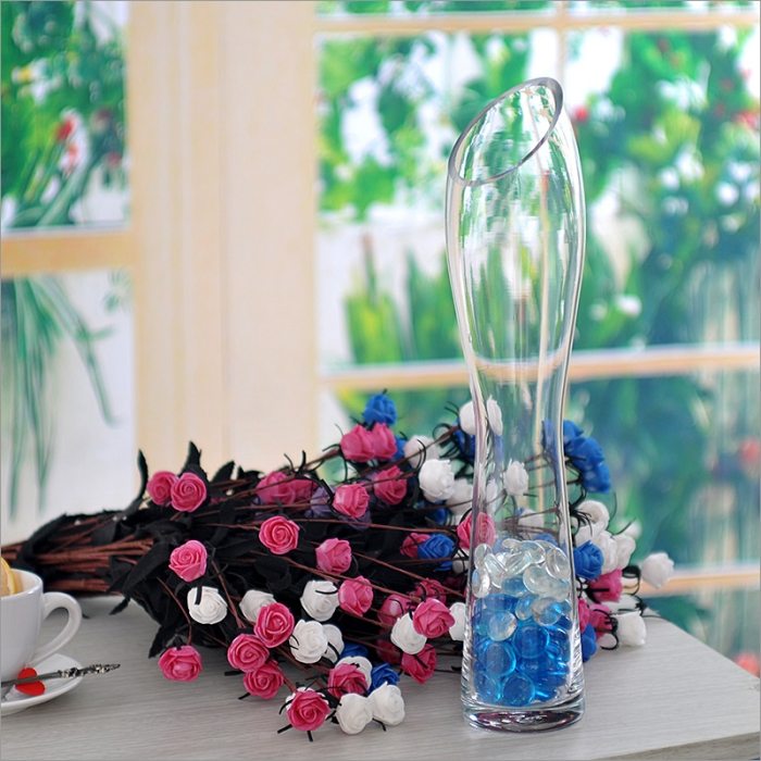 Schnittblumen-wohnzimmer-deko-kristall-glas-vase-schräge-öffnung