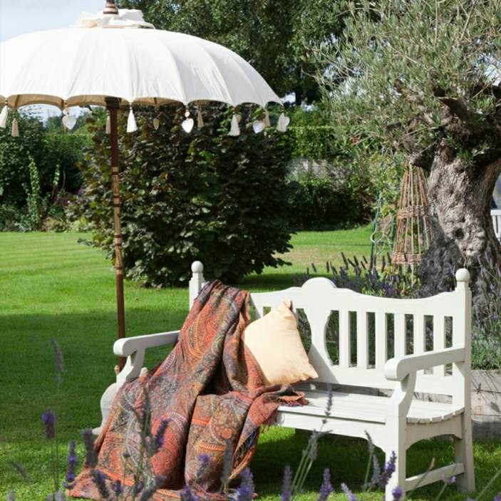 Sonnenschirm orientalisch Garten Gestaltung Ideen weiße Gartenbank