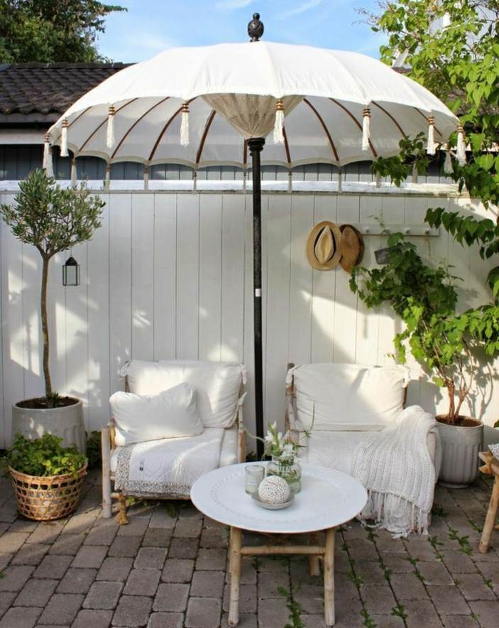 Sonnenschirm orientalisch Ideen Terrasse Gestaltung Kaffeetisch