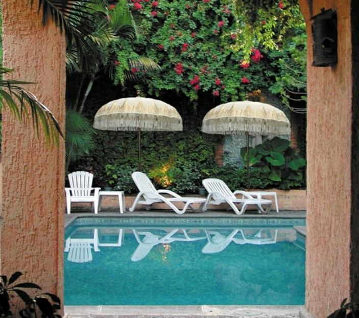 Sonnenschirm orientalisch Pool Terrasse Gestaltung Ideen