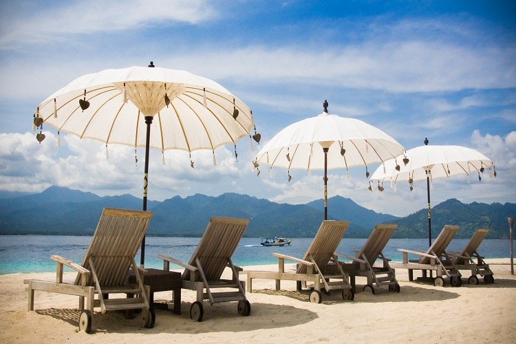 Sonnenschirm orientalisch weiß exotisch Strand Bali liegen