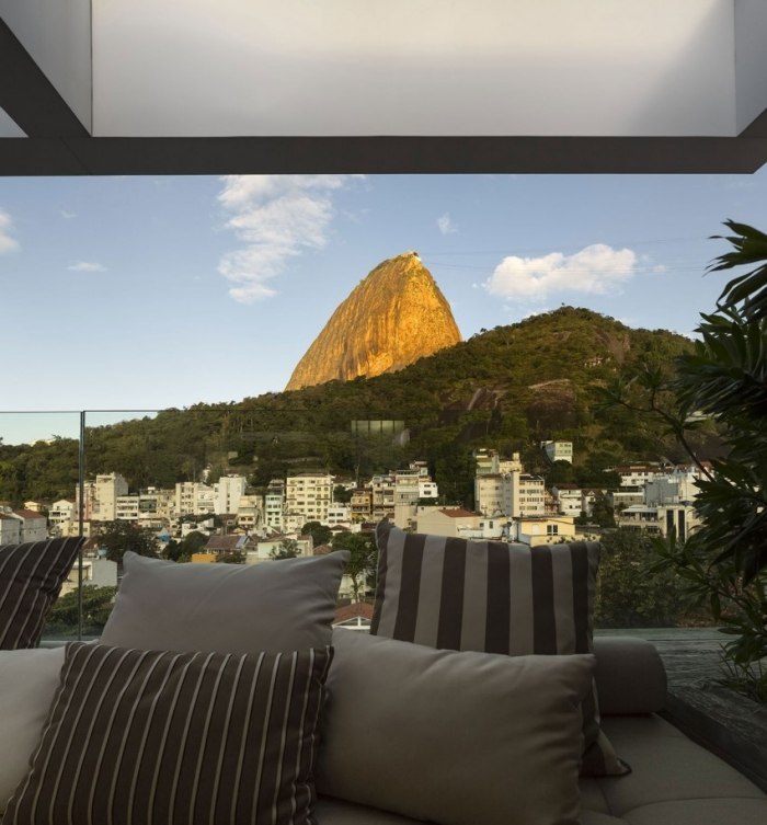 Spektakuläre-Aussichten-auf-Rio-de-Janeiro-aus-jedem-Zimmer-Urca-Penthouse-Wohnung