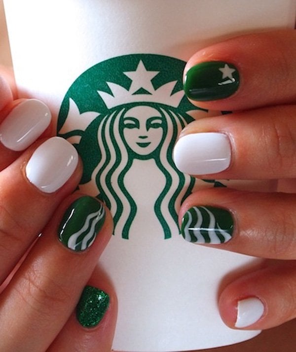 Starbucks-Nagel-Design-Effektnägel-grün-Sternen-Wellen-Muster