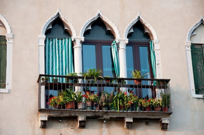 Terrassen-Geländer-französischer-balkon-sicherheit-ambiente-Stil