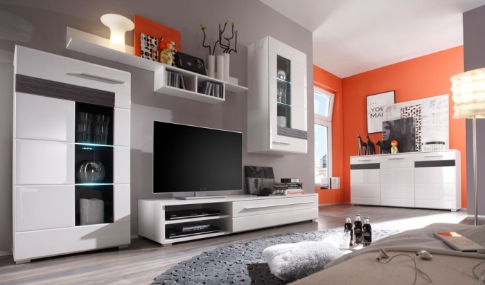 Tipps-zum-Einrichten-Wohnzimmer-Wohnwand-Hochglanz-weiß-eiche-LED-Beleuchtung