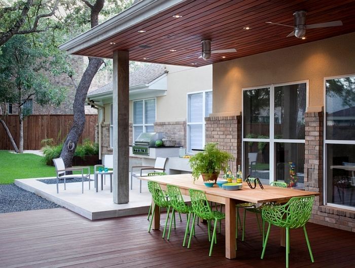 Tipps-zur-Terrassengestaltung-Essbereich-Holztisch-Designerstühle