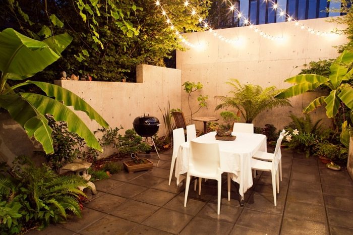 Tipps-zur-Terrassengestaltung-Essplatz-Lichterketten-exotische-pflanzen