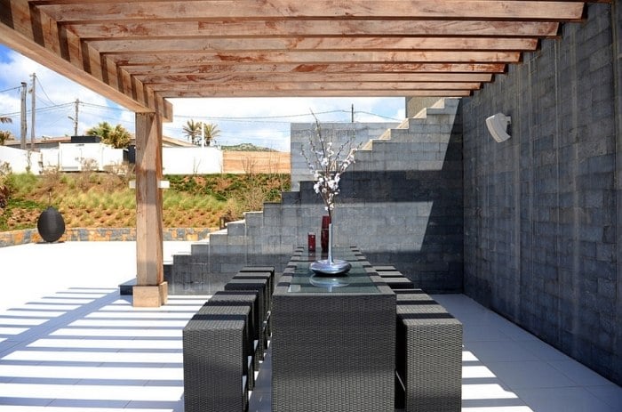 Tipps-zur-Terrassengestaltung-modern-minimalistisch-Holzpergola-Schatten