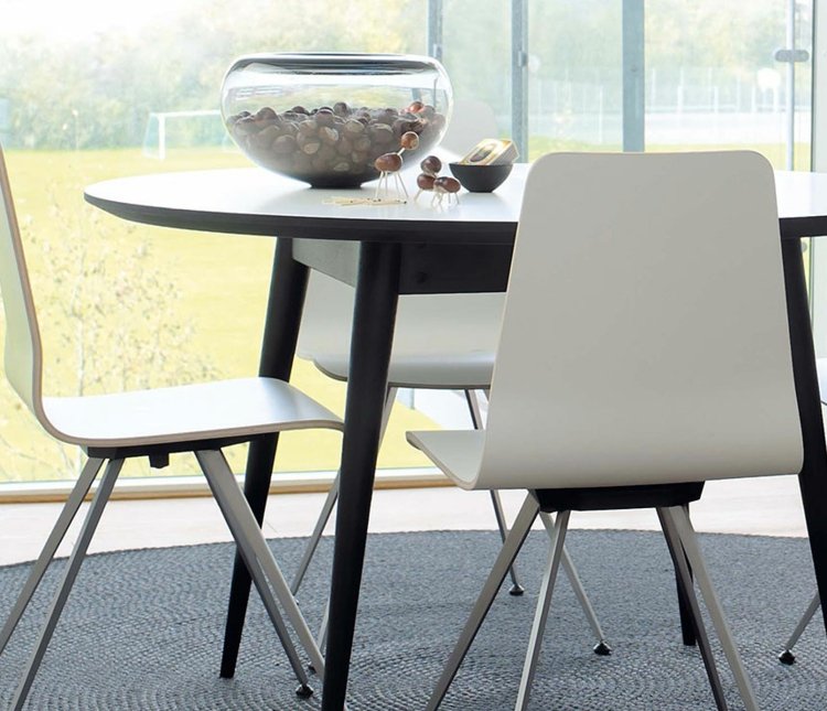 Tisch Stühle moderner Essplatz gestalten Ideen