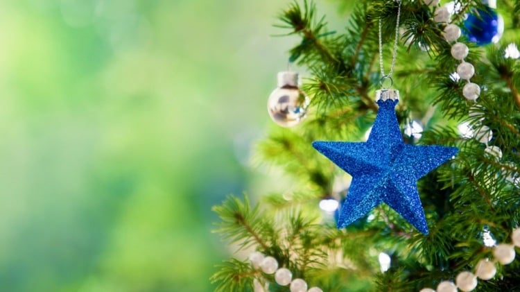 Weihnachtsbaum kaufen dekorieren Ideen Weihnachtsschmuck blau