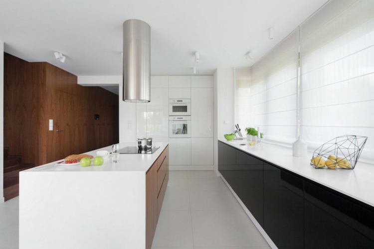 Wohnung moderne minimalistische Küche schwarze Hochglanz Fronten