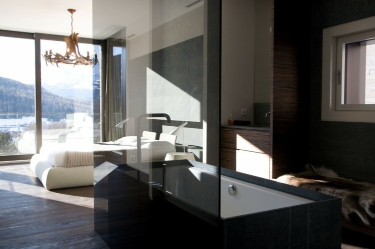 Wohnungseinrichtung im Landhaus Stil Schlafzimmer Badewanne Glaswand