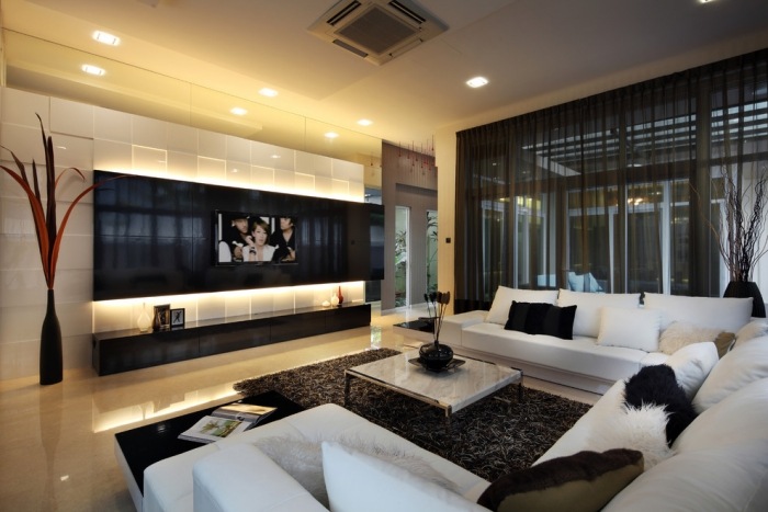 Wohnwand-effektvolle-Beleuchtung-schwarz-weiße-Wohnzimmer-gestaltung