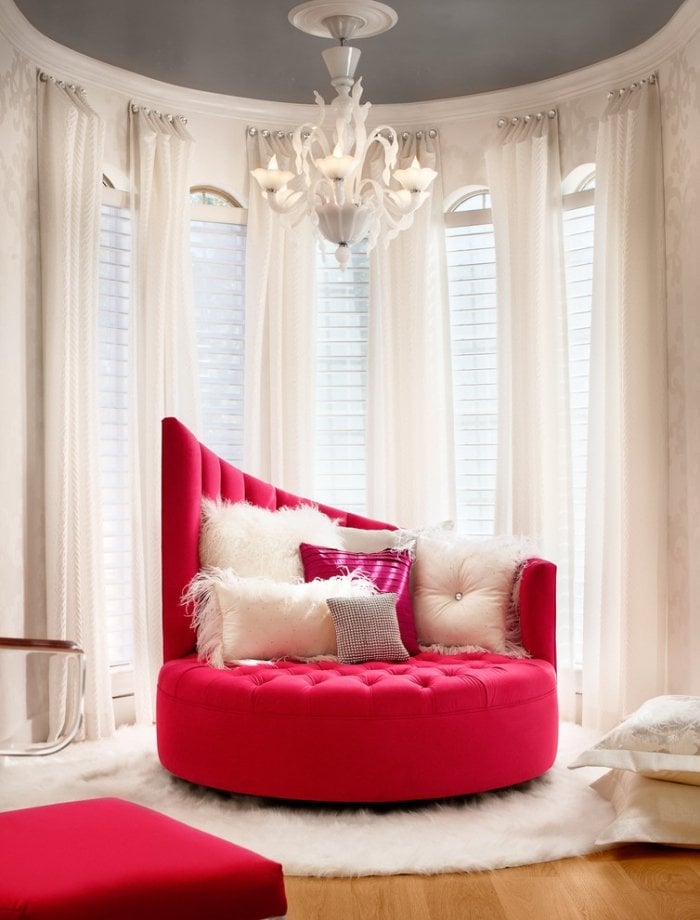 Wohnzimmer-Vorhänge-luxus-Sessel-Kronleuchter-weiss-Wohnumgebung
