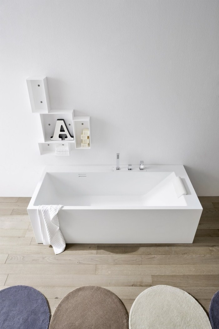 badewanne-weiß-rechteckig-edelstahl-garnitur-badezimmer-set