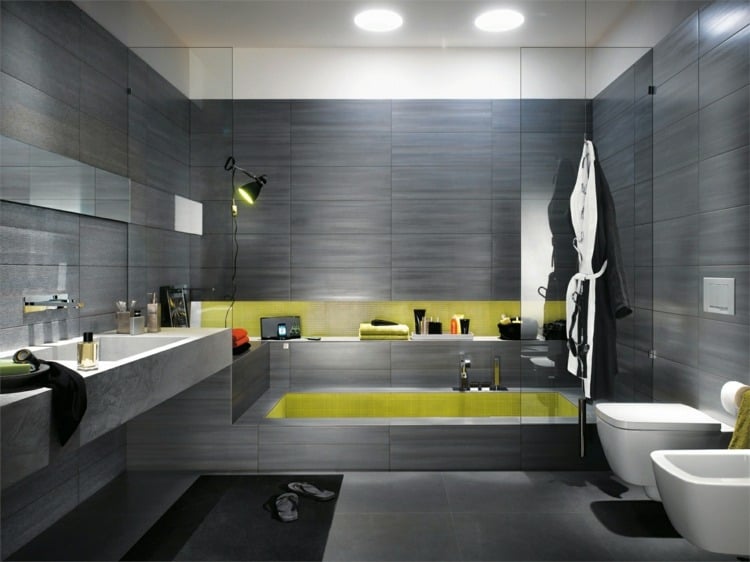 badezimmer-design-schwarz-fliesen-gelbe-mosaik-einbaubecken-eingefliesste-eingebaute-badewanne