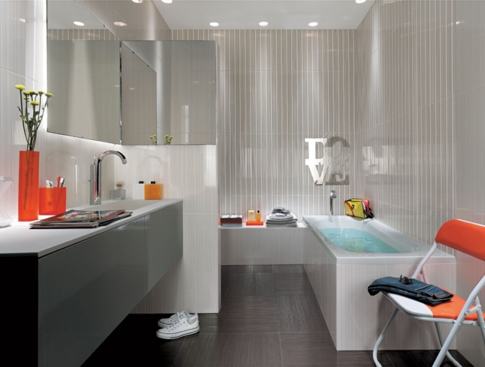 badezimmer-einrichtung-modern-grau-wandschrank-mit-waschbecken-klappstuhl-orange