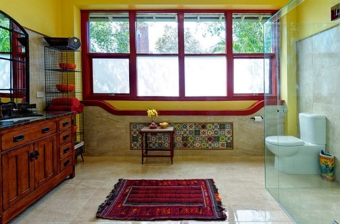 badezimmer-mediterran-stil-rot-gelb-Better-Bathrooms-Kitchens